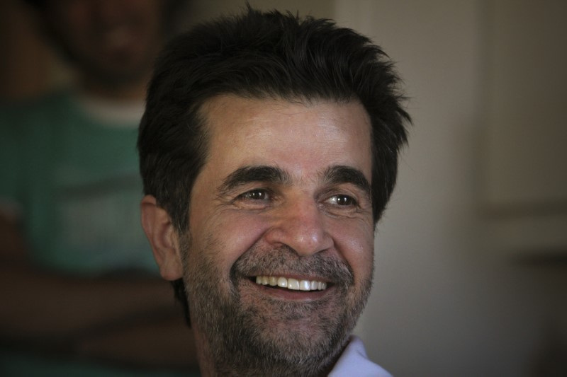 &copy; Reuters. FILE PHOTO: Iranian film director Jafar Panahi smiles, following his release on bail, at his home in Tehran May 25, 2010. REUTERS/Stringer/File Photo