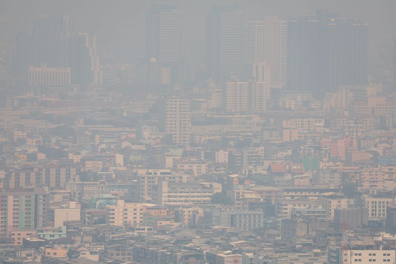 &copy; Reuters. Una vista de la ciudad en medio de la contaminación del aire en Bangkok, Tailandia. 2 de febrero, 2023. REUTERS/Athit Perawongmetha
