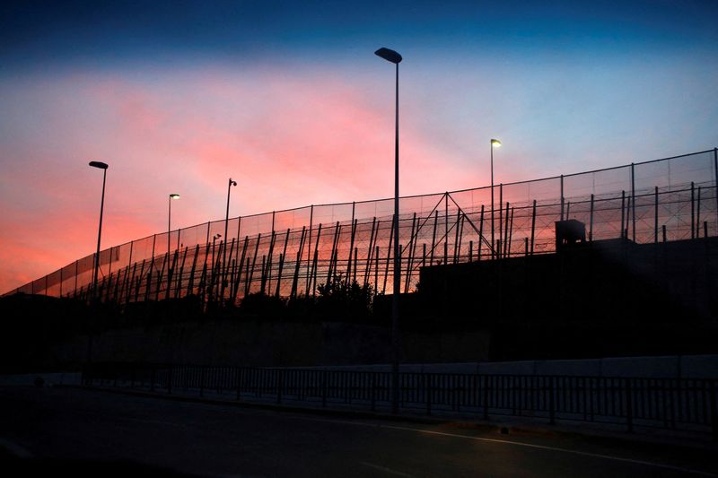 &copy; Reuters. السياج الحدودي الفاصل بين المغرب ومدينة مليلية بإسبانيا يظهر بطول طريق في صورة من أرشيف رويترز.