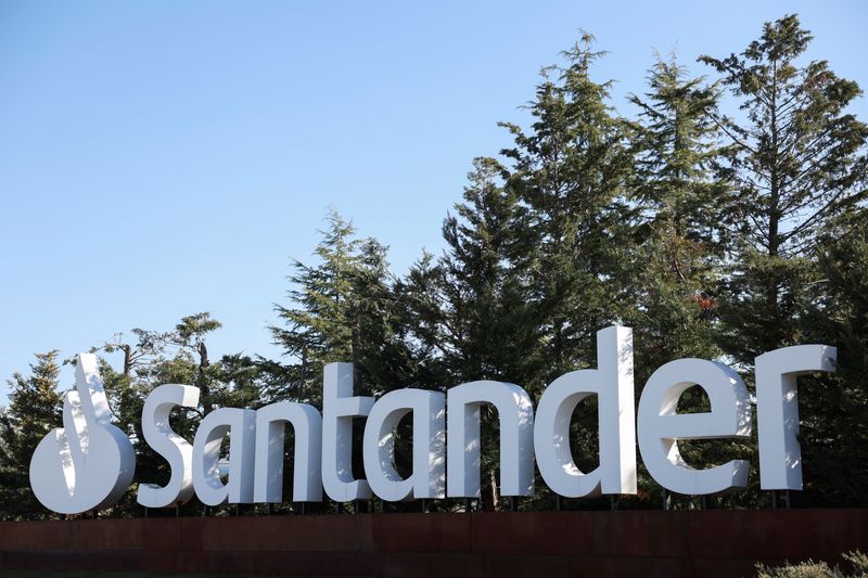 © Reuters. A Santander company logo is pictured at the company's headquarters in Boadilla del Monte, outside Madrid, Spain, February 2, 2023. REUTERS/Violeta Santos Moura