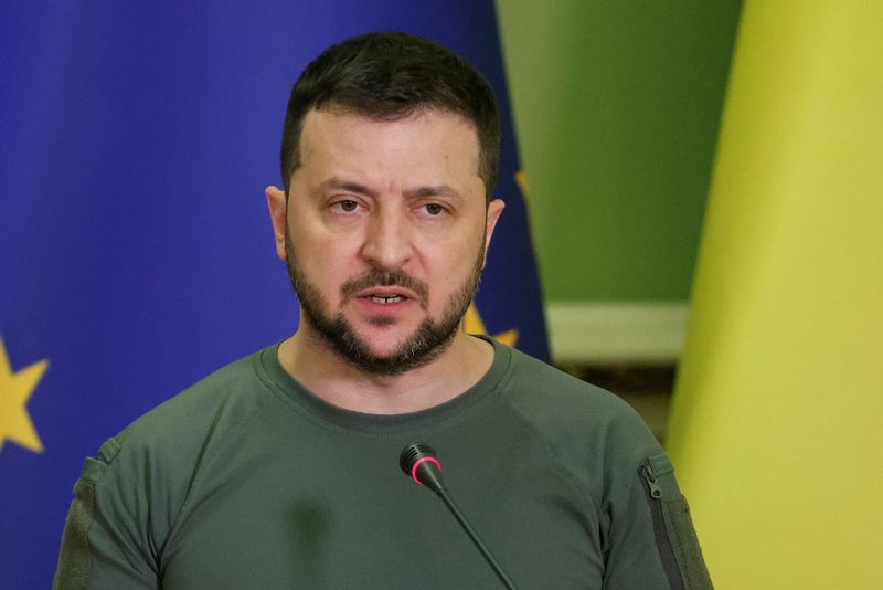 &copy; Reuters. FILE PHOTO: Ukrainian President Volodymyr Zelenskiy attends a joint statement with European Commission President Ursula, as Russia's invasion of Ukraine continues, in Kyiv, Ukraine June 11, 2022.  REUTERS/Valentyn Ogirenko