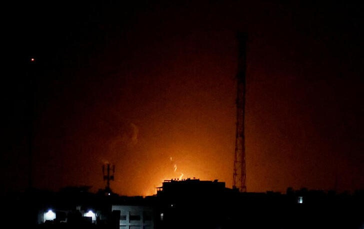 &copy; Reuters. Incendio provocado por los ataques aéreos israelíes en la Ciudad de Gaza. 2 febrero 2023. REUTERS/Mohammed Salem