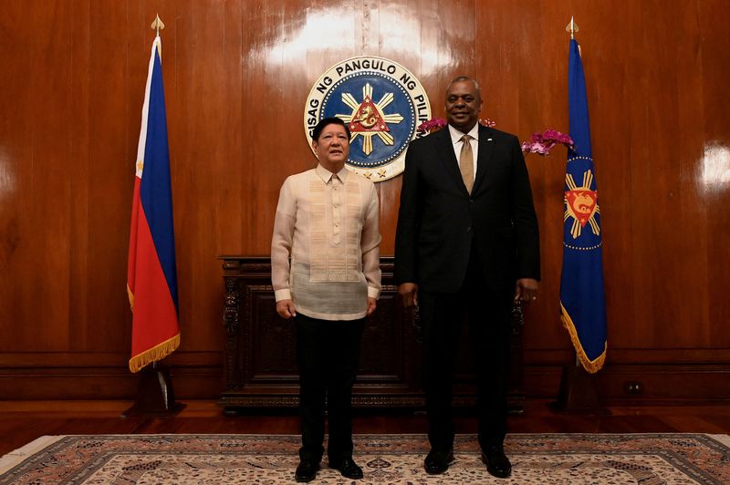 &copy; Reuters. Presidente das Filipinas, Ferdinand "Bongbong" Marcos Jr., se reúne com secretário de Defesa dos EUA, Lloyd Austin, em Manila
02/02/2023 Jam Sta Rosa/Pool via REUTERS