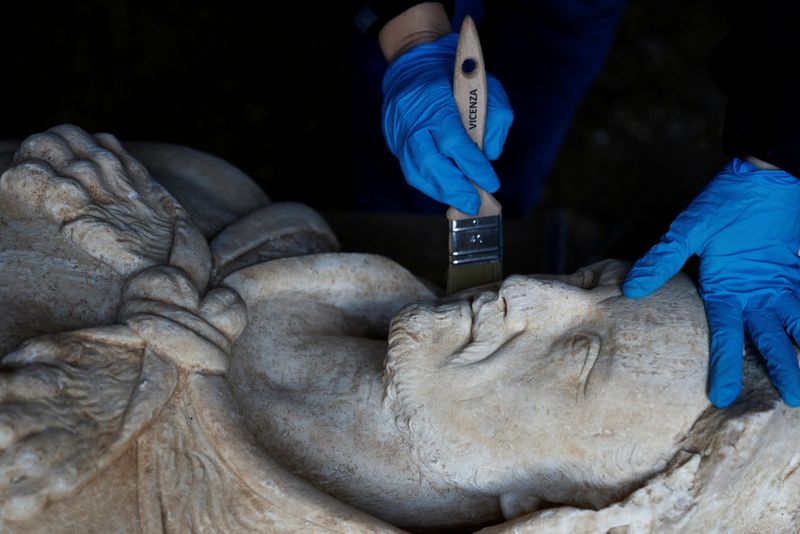 &copy; Reuters. Foto del miércoles de la restauración de una estatua de un emperador romano posando como Hercules 
Feb 1, 2023. REUTERS/Guglielmo Mangiapane   