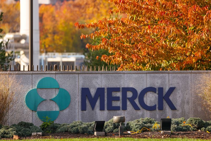 &copy; Reuters. Des panneaux sont visibles au siège de Merck & Co. à Kenilworth, dans le New Jersey, États-Unis. /Photo prise le 31 novembre 2021/REUTERS/Andrew Kelly