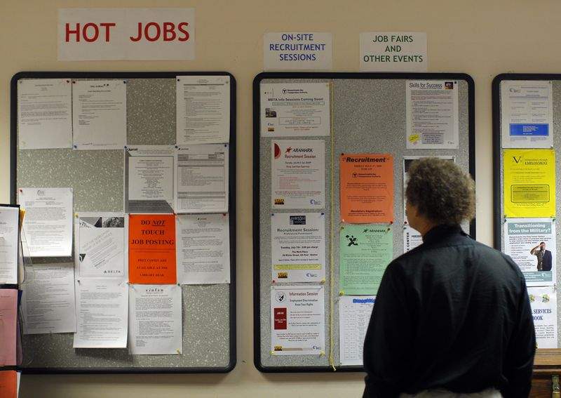 &copy; Reuters. Le bibliothécaire Gary Klein examine les offres d'emploi et autres annonces publiées sur le site The Work Place, qui propose des services complets en matière d'emploi et de carrière, à Boston, Massachusetts, États-Unis. /Photo d'archive/REUTERS/Bria