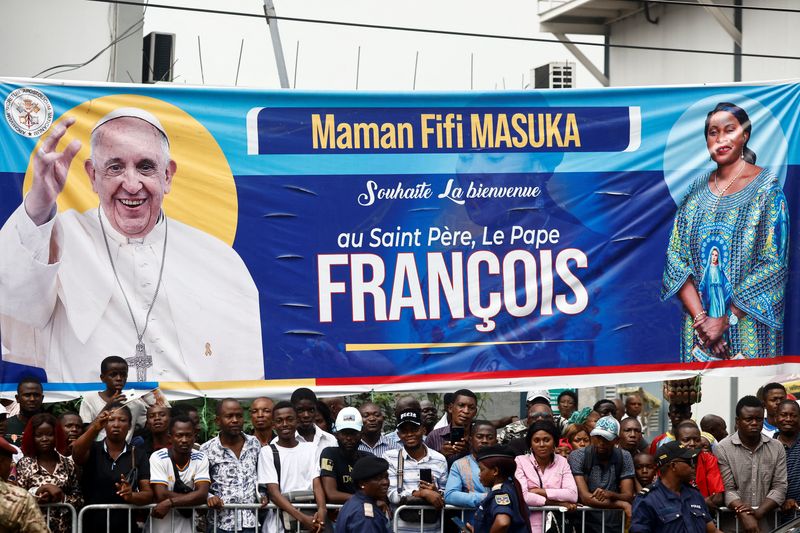 &copy; Reuters. Pessoas esperam papa Francisco chegar à República Democrática do Congo
2/02/2023 
Yara Nardi/Reuters 