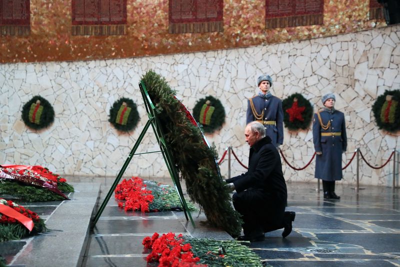 &copy; Reuters. Le président russe Vladimir Poutine assiste à une cérémonie de dépôt de gerbes lors d'un événement marquant le 80e anniversaire de la bataille de Stalingrad pendant la Seconde Guerre mondiale, au complexe commémoratif Mamayev Kurgan à Volgograd,