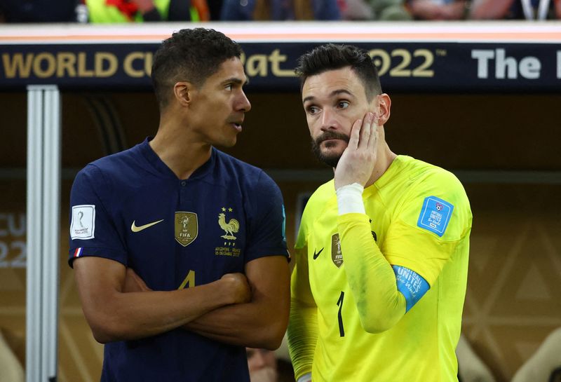 &copy; Reuters. Raphael Varane, que anunciou aposentadoria da seleção francesa, conversa com Hugo Lloris 
18/12/2022 
Carl Recine/Reuters 