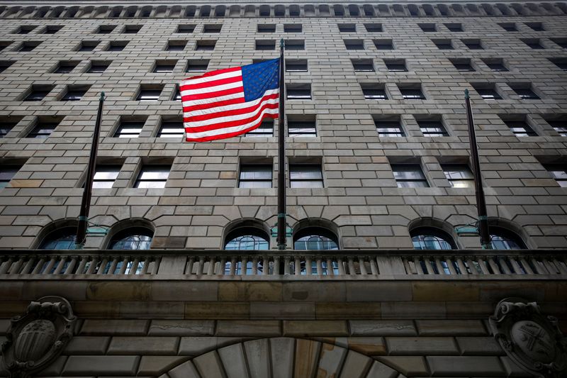 &copy; Reuters. FILE PHOTO: The U.S. flag flies outside The Federal Reserve Bank of New York in New York City, U.S., October 12, 2021.  REUTERS/Brendan McDermid/File Photo