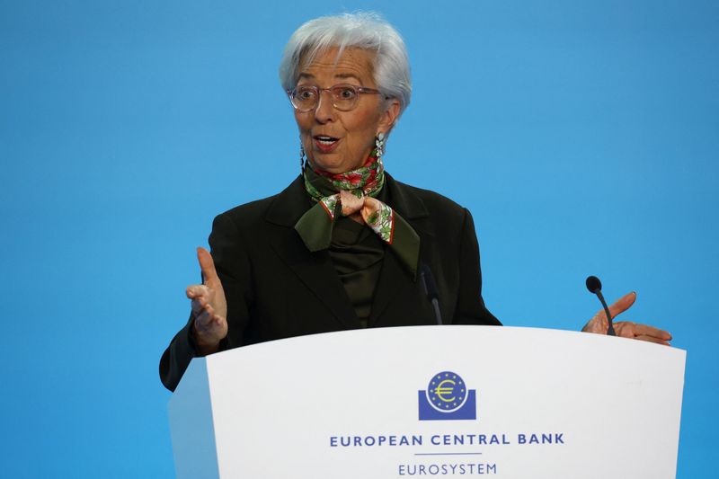 &copy; Reuters. La présidente de la Banque centrale européenne (BCE), Christine Lagarde, s'adresse aux journalistes après la réunion de politique monétaire du Conseil des gouverneurs, à Francfort, en Allemagne. /Photo prise le 2 février 2023/REUTERS/Kai Pfaffenbac