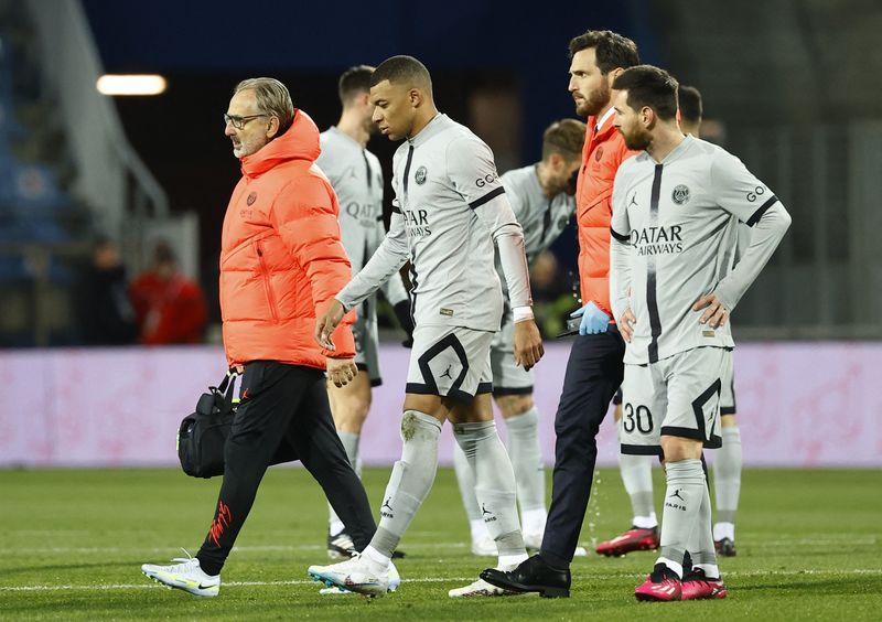 &copy; Reuters. Atacante Kylian Mbappé deixa o campo após sentir lesão na coxa, em Montpellier, França
01/02/2023
REUTERS/Eric Gaillard