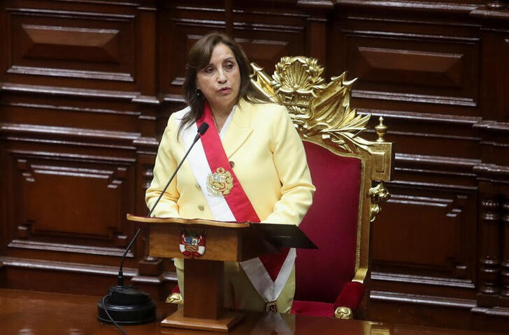 &copy; Reuters. Dina Boluarte jura como presidenta de Perú hasta el 2026 en el Congreso en Lima, luego de que los legisladores destituyeran al ahora exgobernante Pedro Castillo por acusaciones de incapacidad morar para conducir el país y actos de corrupción. Diciembre