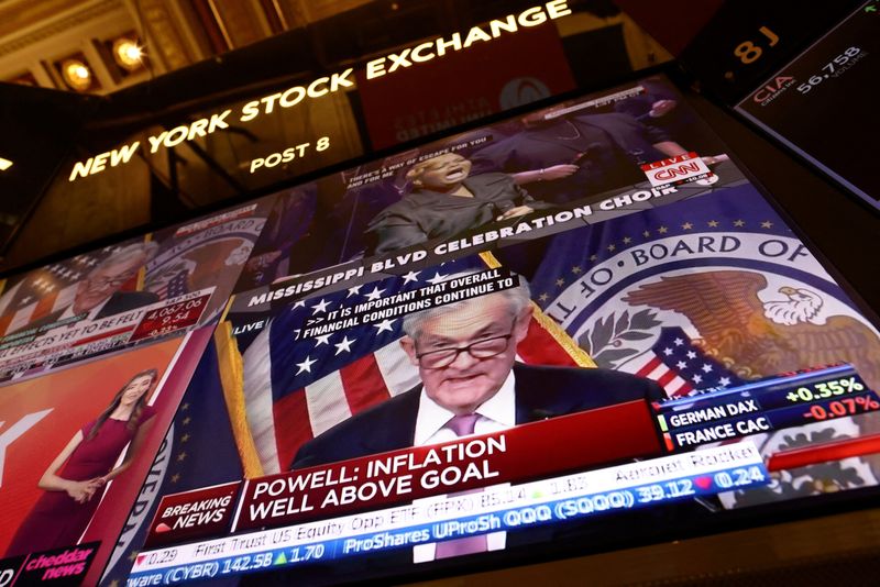 &copy; Reuters. Chair do Fed, Jerome Powell, aparece em tela na Bolsa de Nova York
01/02/2023
REUTERS/Andrew Kelly