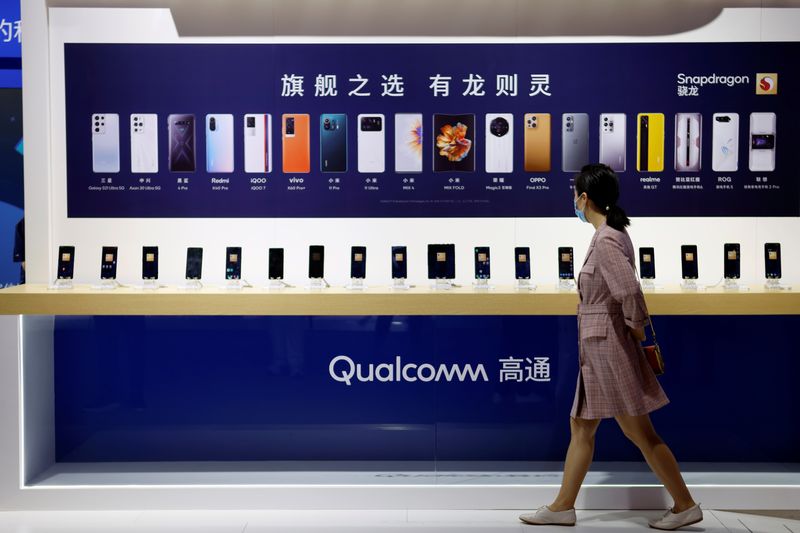 Qualcomm sees earnings below Street as smartphone market sags