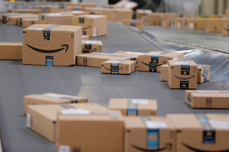 &copy; Reuters. Pacotes estampados com logotipos da Amazon passam por esteira rolante dentro de um centro da Amazon, em Robbinsville, Nova Jersey, EUA. 27/11/2017.  REUTERS/Lucas Jackson/File Photo