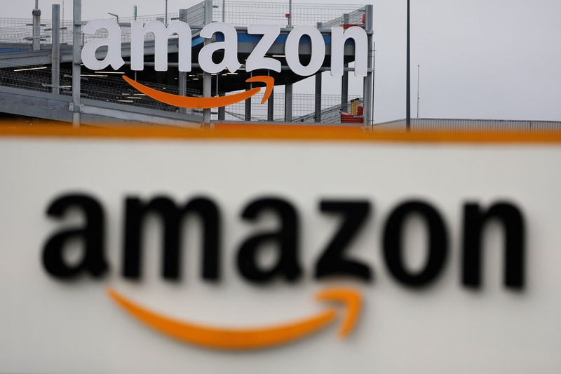&copy; Reuters. Le logo d'Amazon est visible au centre logistique de l'entreprise à Lauwin-Planque, dans le nord de la France. /Photo prise le 5 janvier 2023/REUTERS/Pascal Rossignol