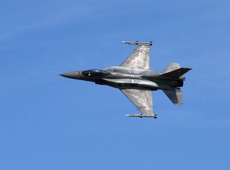 &copy; Reuters. FILE PHOTO: Polish Air Force F-16 performs during Wings Over Baltics Airshow 2019, in Tukums, Latvia, July 21, 2019. REUTERS/Ints Kalnins/File Photo