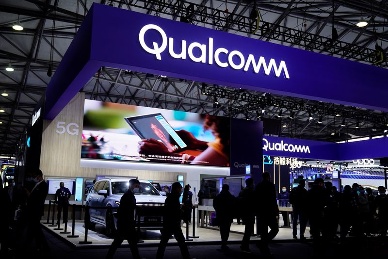 © Reuters. People visit a Qualcomm booth at the Mobile World Congress (MWC) in Shanghai, China February 23, 2021. REUTERS/Aly Song