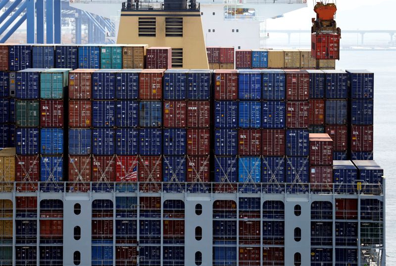 &copy; Reuters. FILE PHOTO: A crane carries a container (top R) from a ship at the PNC container terminal at the Busan New Port in Busan, about 420 km (261 miles) southeast of Seoul, August 8, 2013.  REUTERS/Lee Jae-Won/File Photo