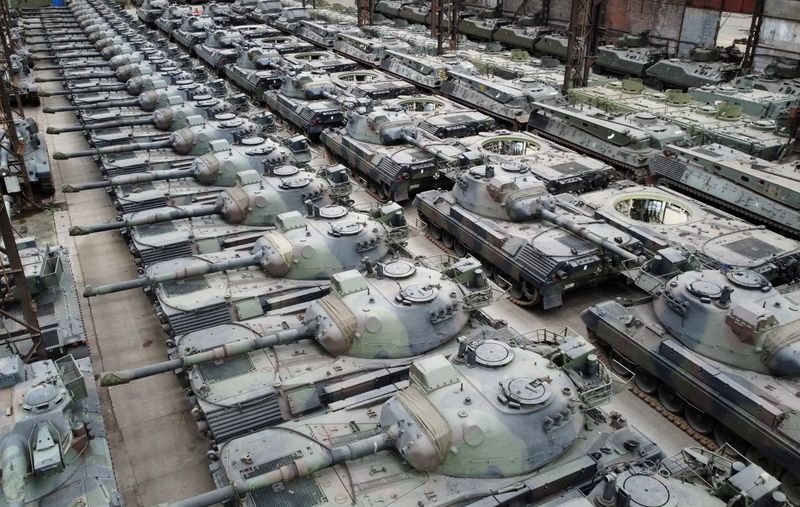 &copy; Reuters. عشرات الدبابات ألمانية الصنع من طراز ليوبارد 1 في مستودع أسلحة ببلجيكا في صورة التقطت يوم 31 من يناير كانون الثاني 2023. تصوير: إيف هيرمان - رويت