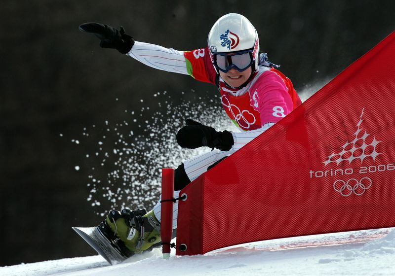 © Reuters. FILE PHOTO: Rosey Fletcher from the U.S. competes during qualification in the women's snowboard parallel giant slalom competition at the Torino 2006 Winter Olympic Games in Bardonecchia, Italy, February 23, 2006. REUTERS/Alessandro Bianchi