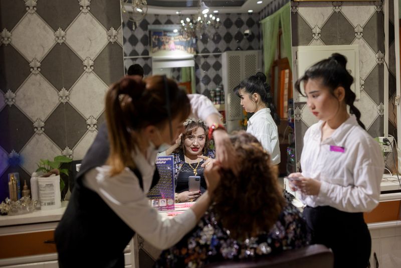 &copy; Reuters. Un salon de coiffure à Hotan, région autonome ouïghoure du Xinjiang, en Chine. /Photo prise le 29 avril 2021/REUTERS/Thomas Peter