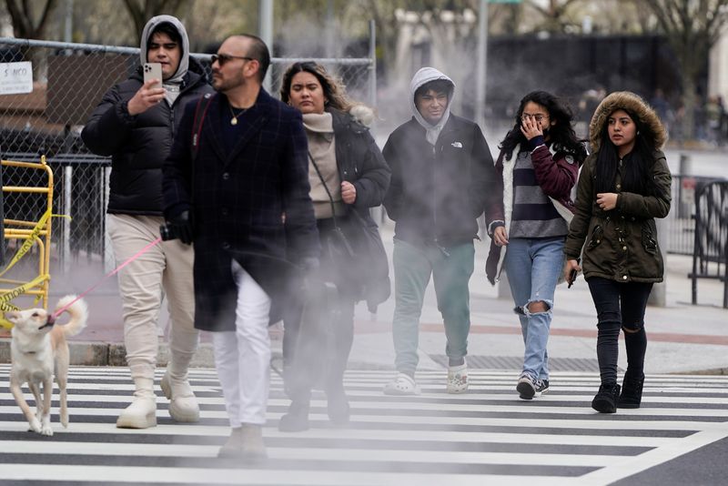 &copy; Reuters. FOTO DE ARCHIVO: Peatones cruzan una calle en Washington, Estados Unidos, 27 de marzo de 2022.      REUTERS/Joshua Roberts