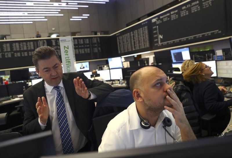 &copy; Reuters. Des traders travaillent à la Bourse de Francfort. /Photo prise le 9 novembre 2016/REUTERS/Kai Pfaffenbach
