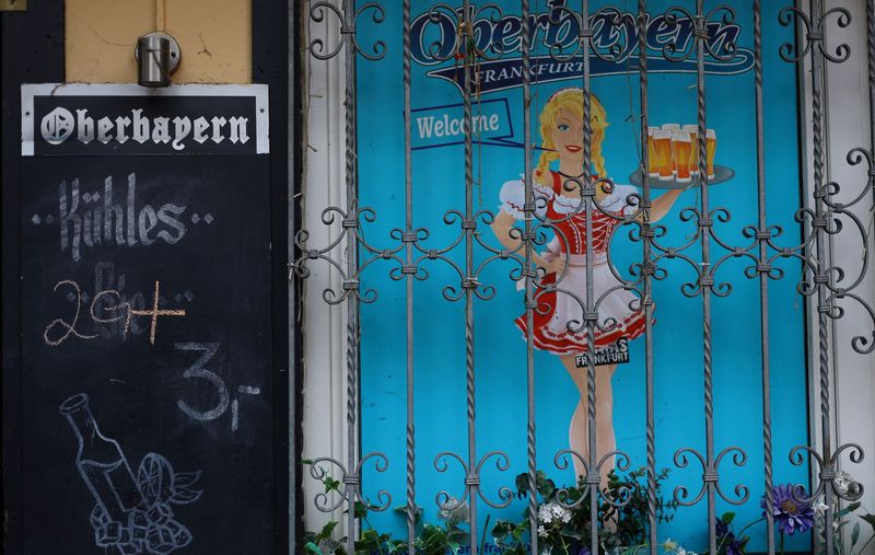 &copy; Reuters. A sign shows the requirements to enter restaurants and bars as the spread of the coronavirus disease (Covid-19) continues in Frankfurt, Germany, January 18, 2022. "2Gplus" rule in Germany means "Geimpft" (vaccinated), "Genesen" (recovered) and "plus" (neg