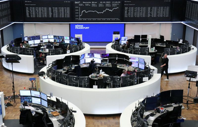 &copy; Reuters. شاشة تظهر بيانات مؤشر داكس الألماني في بورصة فرانكفورت يوم الخميس. تصوير رويترز.