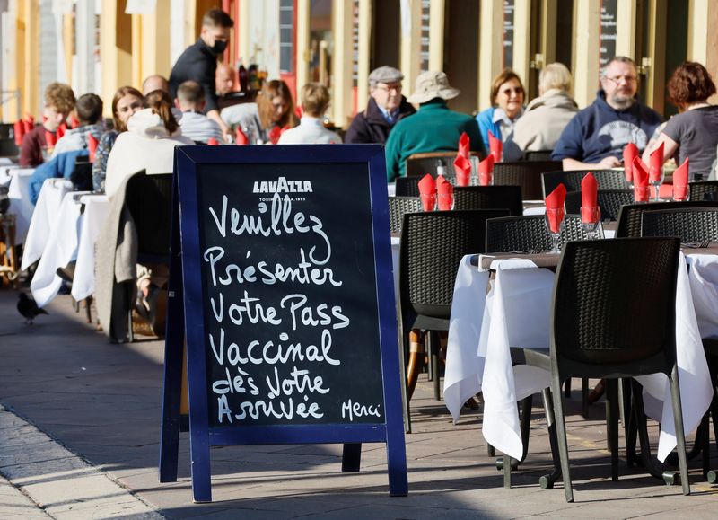 &copy; Reuters. FOTO DE ARCHIVO: Una pizarra en la que se lee en francés "por favor, prepare su certificado de vacunación" a la entrada de un restaurante en Niza, Francia, el 21 de enero de 2022. REUTERS/Eric Gaillard