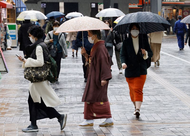 &copy; Reuters. FILE PHOTO: A woman in a traditional costume makes her way at a shopping district in Tokyo, Japan November 15, 2022. REUTERS/Kim Kyung-Hoon