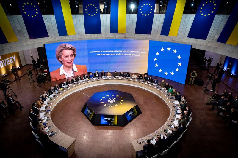 &copy; Reuters. La presidenta de la Comisión Europea, Ursula von der Leyen, asiste a una cumbre de la UE con el presidente de Ucrania, Volodímir Zelenski, mientras continúa el ataque de Rusia a Ucrania, en Kiev, Ucrania, 2 de febrero de 2023. Ukrainian Presidential Pr