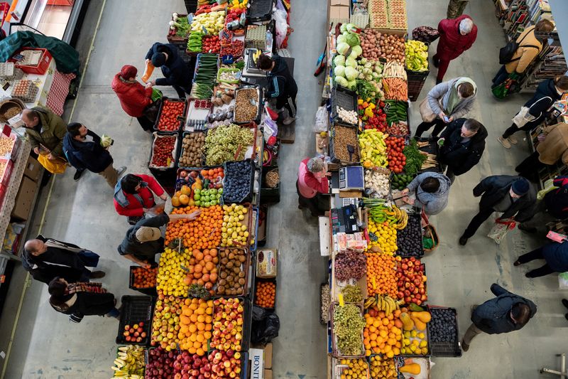 &copy; Reuters. أشخاص يشترون خضروات وفاكهة من سوق في العاصمة المجرية بودابست في الثالث من ديسمبر كانون الأول 2022. تصوير: مارتون مونوس – رويترز.
