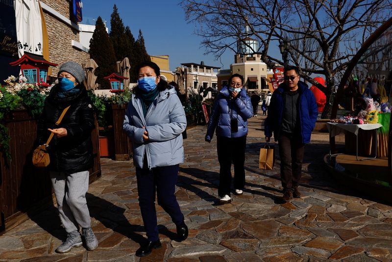 &copy; Reuters. Varias personsa con mascarilla caminan por un área comercial de Pekín, China, el 3 de febrero de 2023. REUTERS/Tingshu Wang