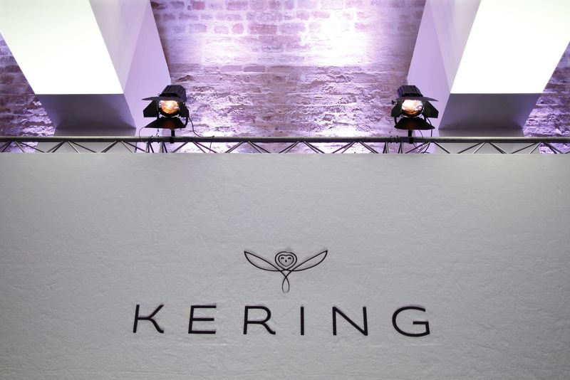 &copy; Reuters. Le logo Kering lors d'une présentation des résultats du groupe, à Paris. /Photo prise le 19 février 2016/REUTERS/Charles Platiau