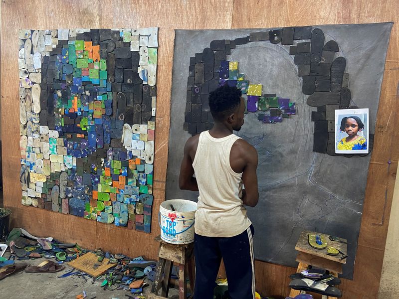 &copy; Reuters. الفنان النيجيري يوجين كومبوي يبتكر أعمالاً فنية باستخدام الصنادل البلاستيكية التي تم التخلص منها في الاستوديو الخاص به في أبيوكوتا بنيجير
