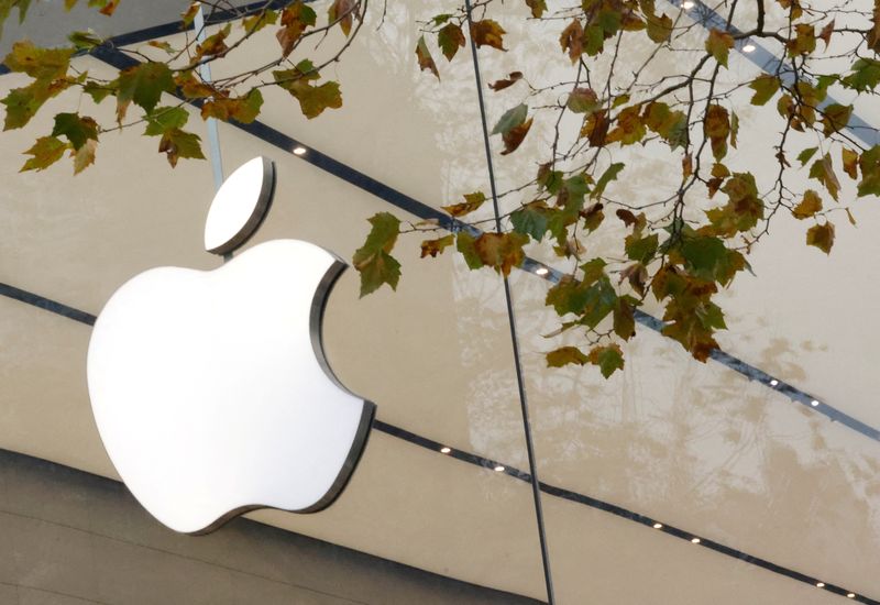 &copy; Reuters. FILE PHOTO: The Apple Inc logo is seen at the entrance to the Apple store in Brussels, Belgium November 28, 2022. REUTERS/Yves Herman/File Photo