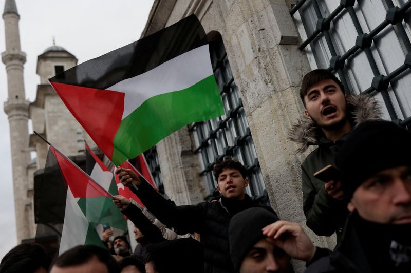 &copy; Reuters. FILE PHOTO: A demonstrator waves a Palestinian flag during a protest following the burning of the Koran in Stockholm, outside the Fatih Mosque in Istanbul, Turkey January 29, 2023. REUTERS/Murad Sezer