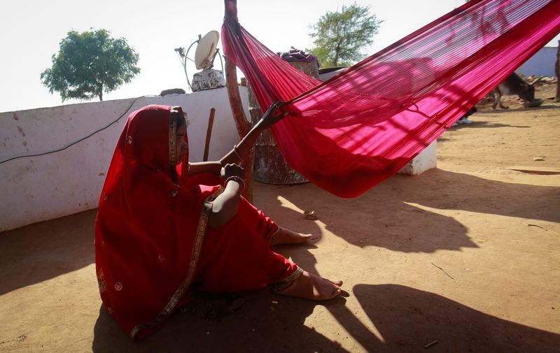 &copy; Reuters. فتاة تدعى كريشنا تبلغ من العمر 14 عاما تقوم بأرجحة طفلها في الهند. صورة من أرشيف رويترز.