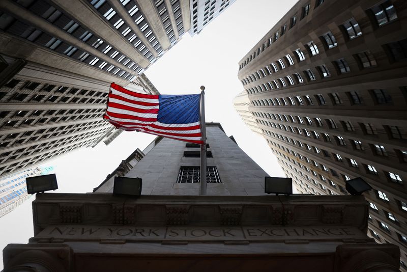 © Reuters. FILE PHOTO: A U.S. flag is seen outside the New York Stock Exchange (NYSE) in New York City, U.S., January 26, 2023. REUTERS/Andrew Kelly/File Photo