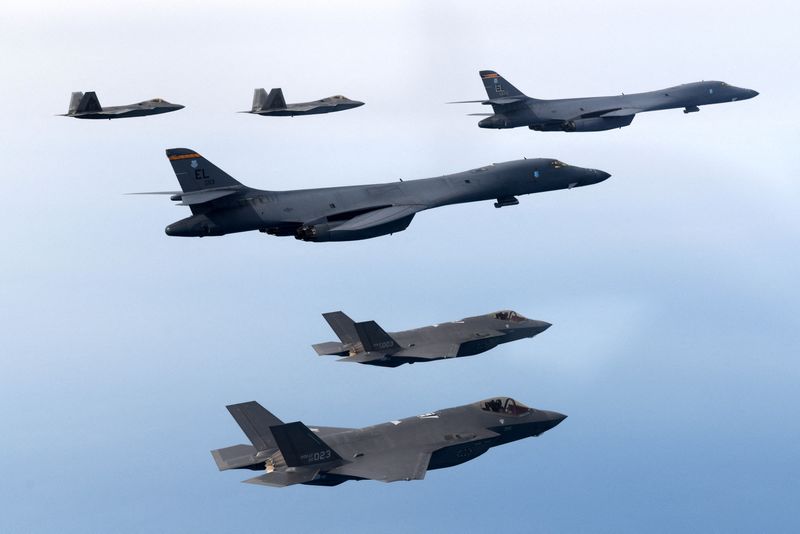 &copy; Reuters. صورة منشورة في الأول من فبراير شباط 2023 تظهر القوات الجوية الكورية الجنوبية والأمريكية تجري تدريبات جوية مشتركة. صورة لرويترز من وزارة الدفا