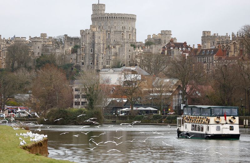 © Reuters. FILE PHOTO: A leisure cruiser is seen on the River Thames near Windsor Castle, in Eton, Britain, January 26, 2023.  REUTERS/Peter Nicholls/File Photo