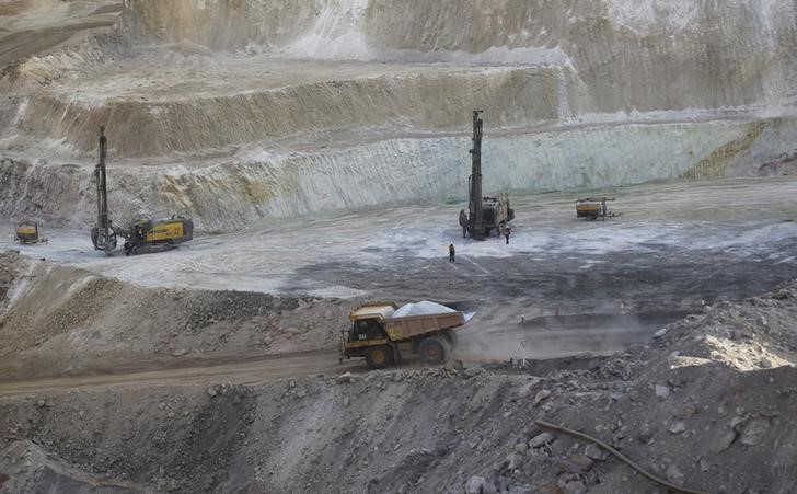 &copy; Reuters. Imagen de archivo de maquinaria pesada trabajando en una mina de oro, cobre y zinc de Bisha Mining Share Company al noroeste de Asmara, capital de Eritrea. 17 febrero 2016. REUTERS/Thomas Mukoya