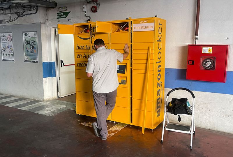 &copy; Reuters. FILE PHOTO: A worker installs a new Amazon locker inside a public parking in Ronda, Spain, June 7, 2022. REUTERS/Jon Nazca/File Photo