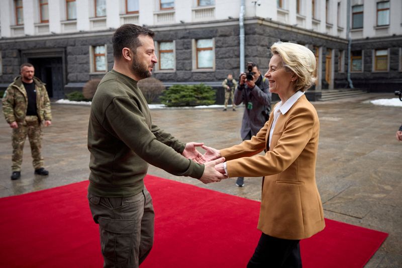 &copy; Reuters. Presidente da Ucrânia, Volodymyr Zelenskiy, cumprimenta presidente da Comissão Europeia, Ursula von der Leyen, em Kiev
02/02/2023 Serviço de Imprensa da Presidência da Ucrânia/Divulgação via REUTERS