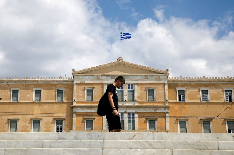 © Reuters. FILE PHOTO: A man passes in front of the Greek parliament building in Athens, Greece, August 8, 2022. REUTERS/Costas Baltas/File Photo