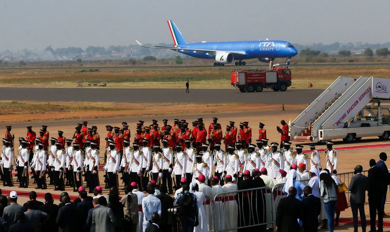 &copy; Reuters. L'avion du pape François arrive à l'aéroport international de Juba au milieu de son voyage apostolique, à Juba, au Soudan du Sud. /Photo prise le 3 février 2023/REUTERS/Thomas Mukoya