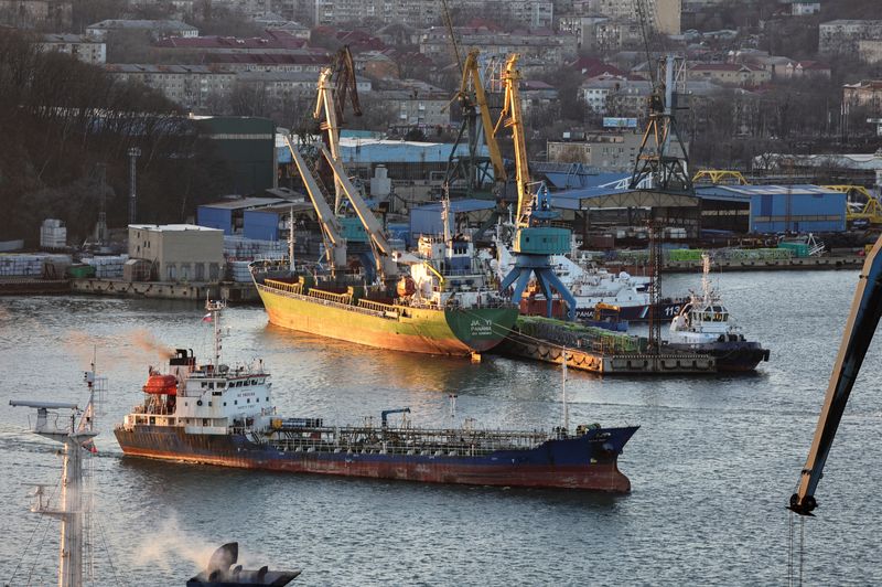 &copy; Reuters. FOTO DE ARCHIVO: Barcos en la ciudad portuaria de Nakhodka, Rusia, 4 de diciembre de 2022. REUTERS/Tatiana Meel